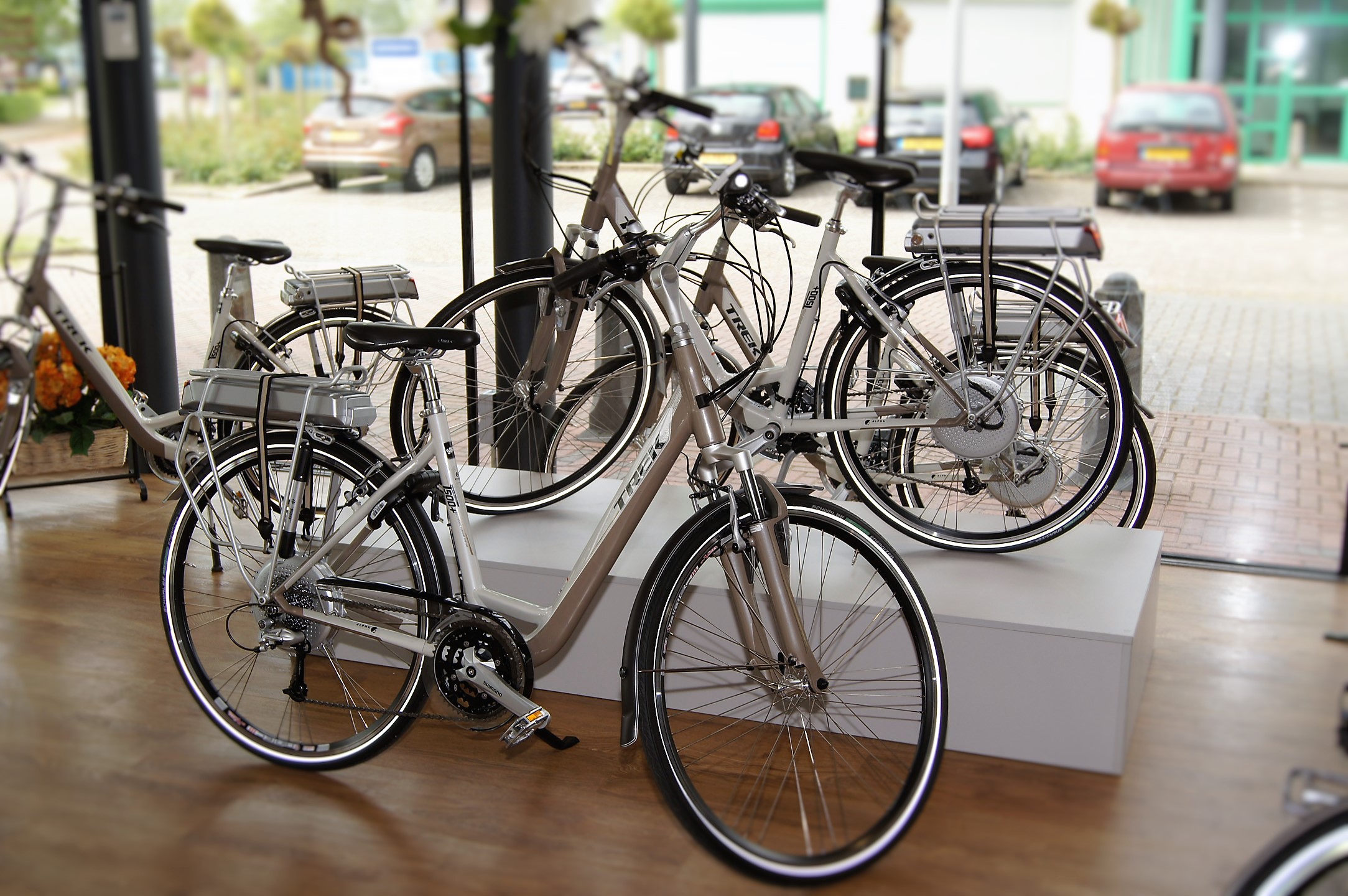 E-bikes van Trek op een podium in de showroom van De Groot Tweewielers